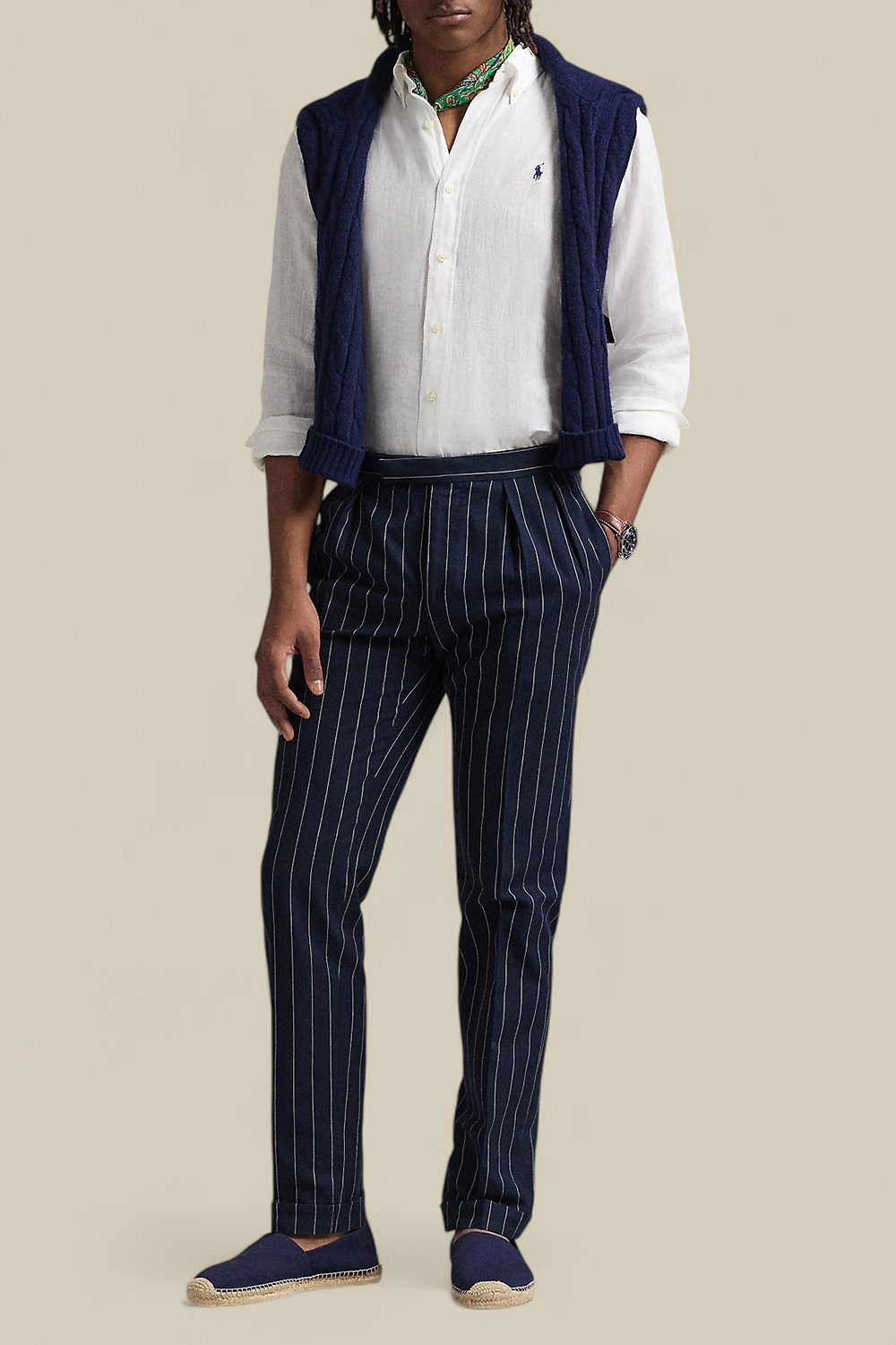 תמונת כל הלוק של חולצת כפתורים מפשתן